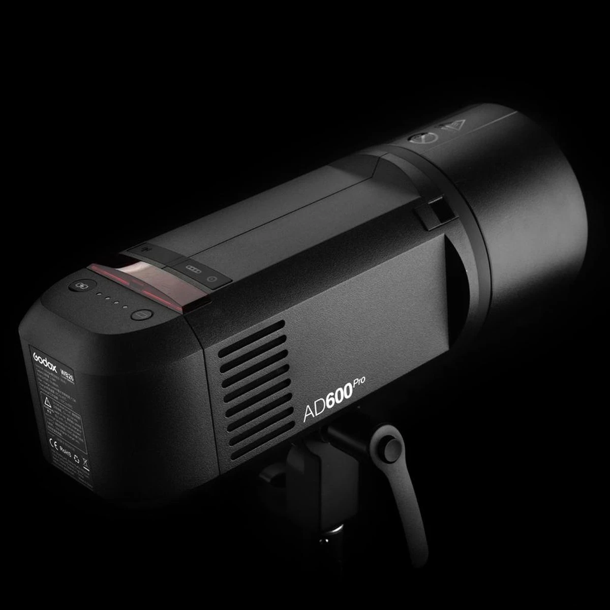 Моноблок Godox AD600Pro з встановленим знімним акумулятором Godox WB26 на поворотному штативному кронштейні з великим фіксатором положення