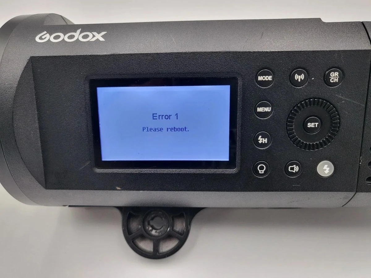 Екран моноблока Godox AD600Pro на робочому столі в сервісному центрі з системним повідомленням Error 1 Please reboot