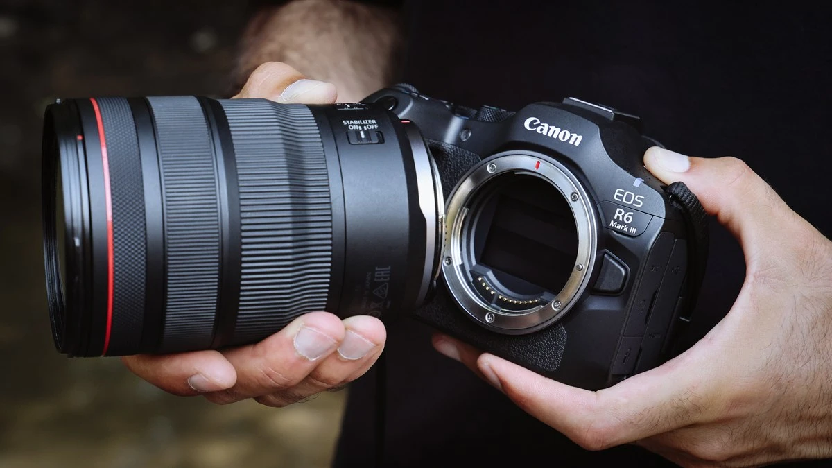 Відкритий байонет Canon RF камери Canon EOS R6 Mark III з опущеними захисними ламелями шторки над матрицею та знятий об'єктив L-серії