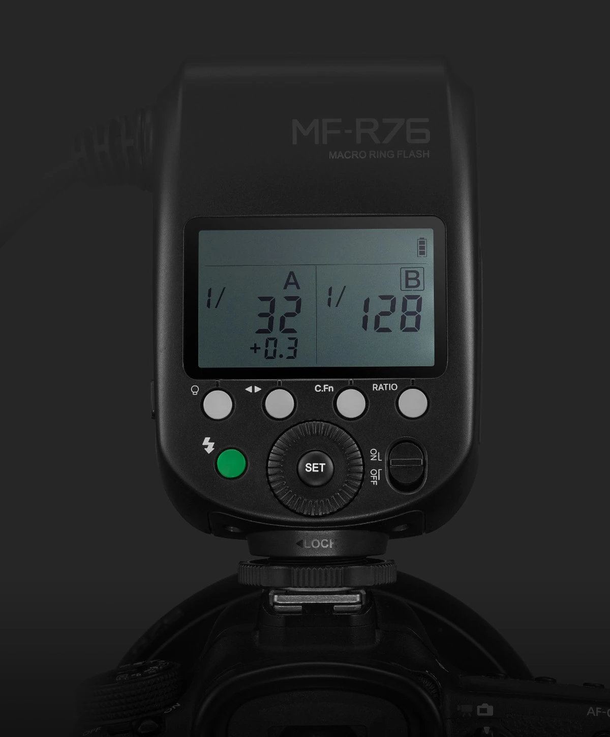 Блок керування кільцевого спалаху Godox MF-R76C з підсвіченим екраном, де відображається потужність дуги A 1/32 +0.3 та дуги B 1/128