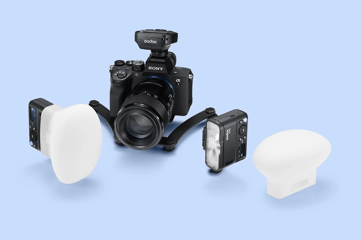Повна конфігурація системи Godox MF12-DK3 на камері Sony: дентальний кронштейн MF-DB, спалахи MF12 та розсіювачі MF-DD