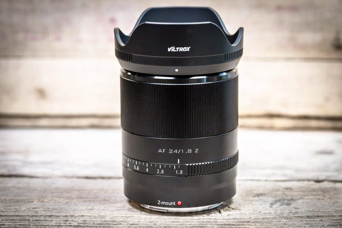 Об'єктив Viltrox AF 24mm f/1.8 Z з блендою стоїть вертикально, збоку видно шкалу кільця діафрагми й напис Z mount