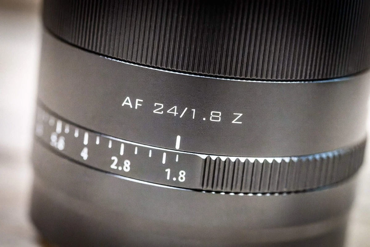 Крупний план кільця діафрагми Viltrox AF 24mm f/1.8 Z зі шкалою від f/1.8 до f/16