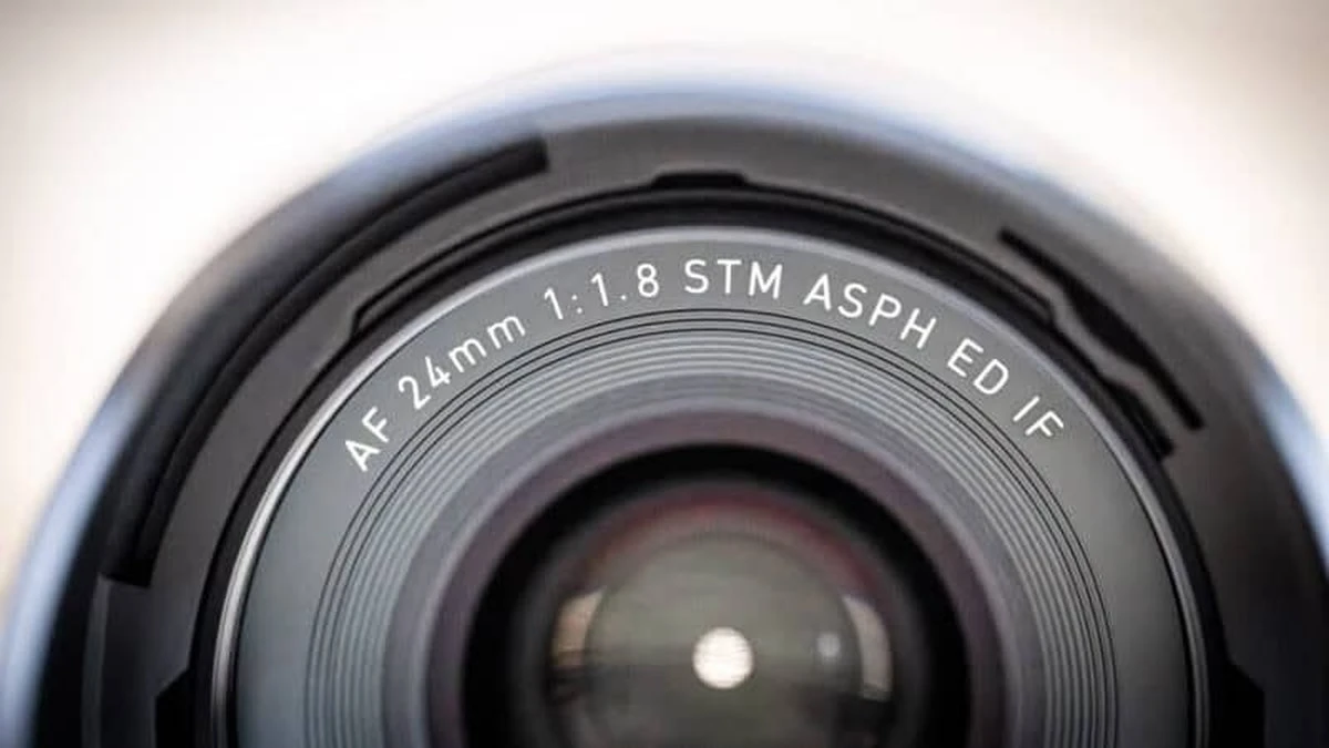 Передня лінза Viltrox AF 24mm f/1.8 Z крупним планом, на оправі напис AF 24mm 1:1.8 STM ASPH ED IF