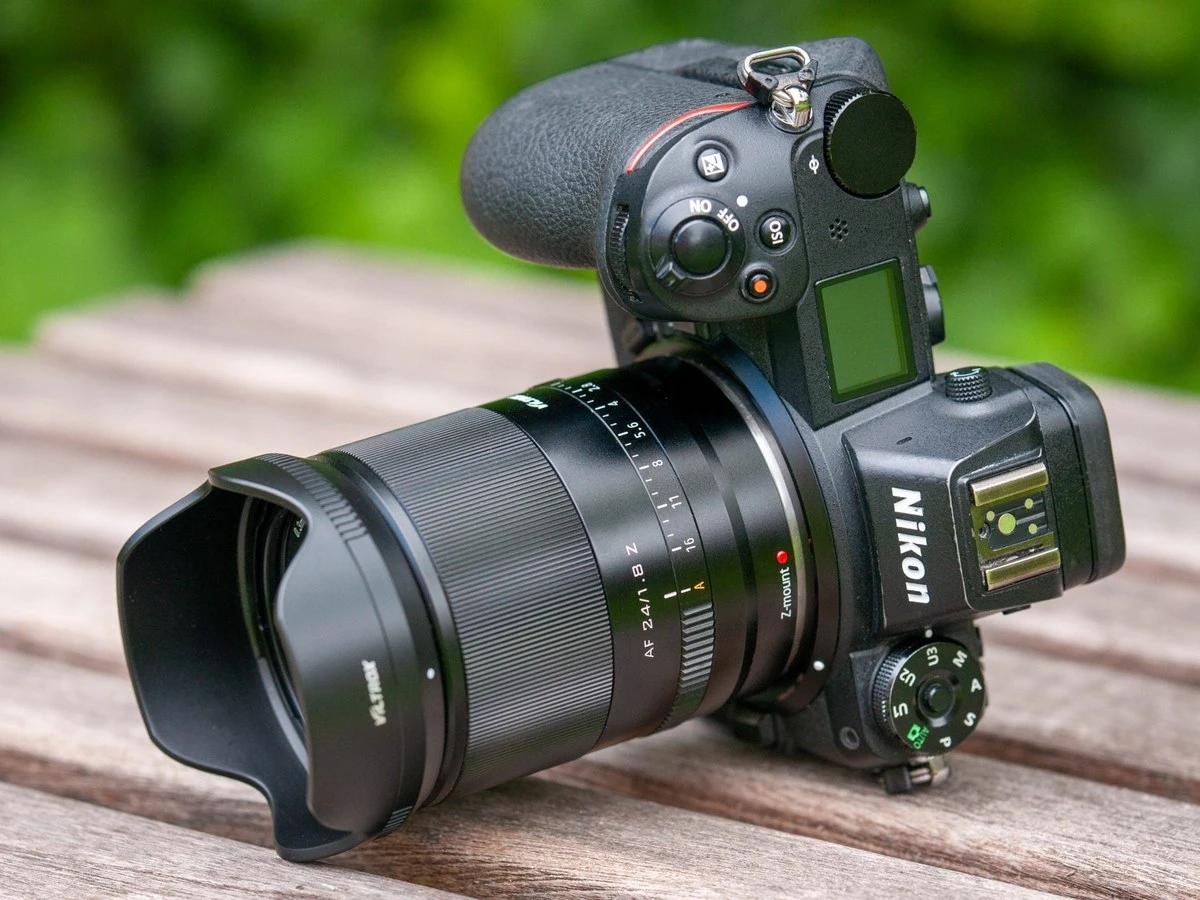 Об'єктив Viltrox AF 24mm f/1.8 Z з блендою, встановлений на байонет камери Nikon Z