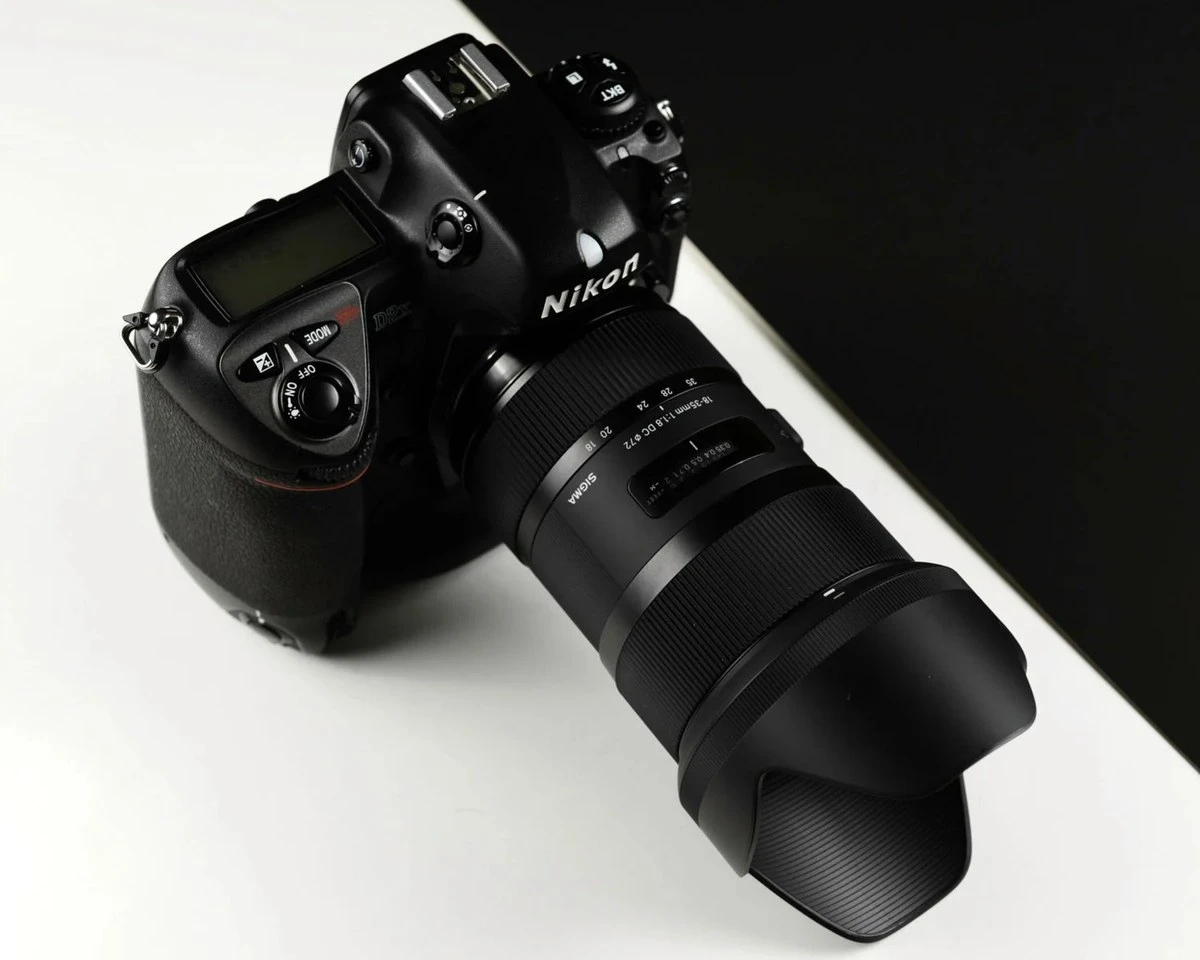 Об'єктив Sigma 18-35mm f/1.8 DC HSM Art з пелюстковою блендою на дзеркальній камері Nikon D2X на студійному столі з біло-чорним фоном