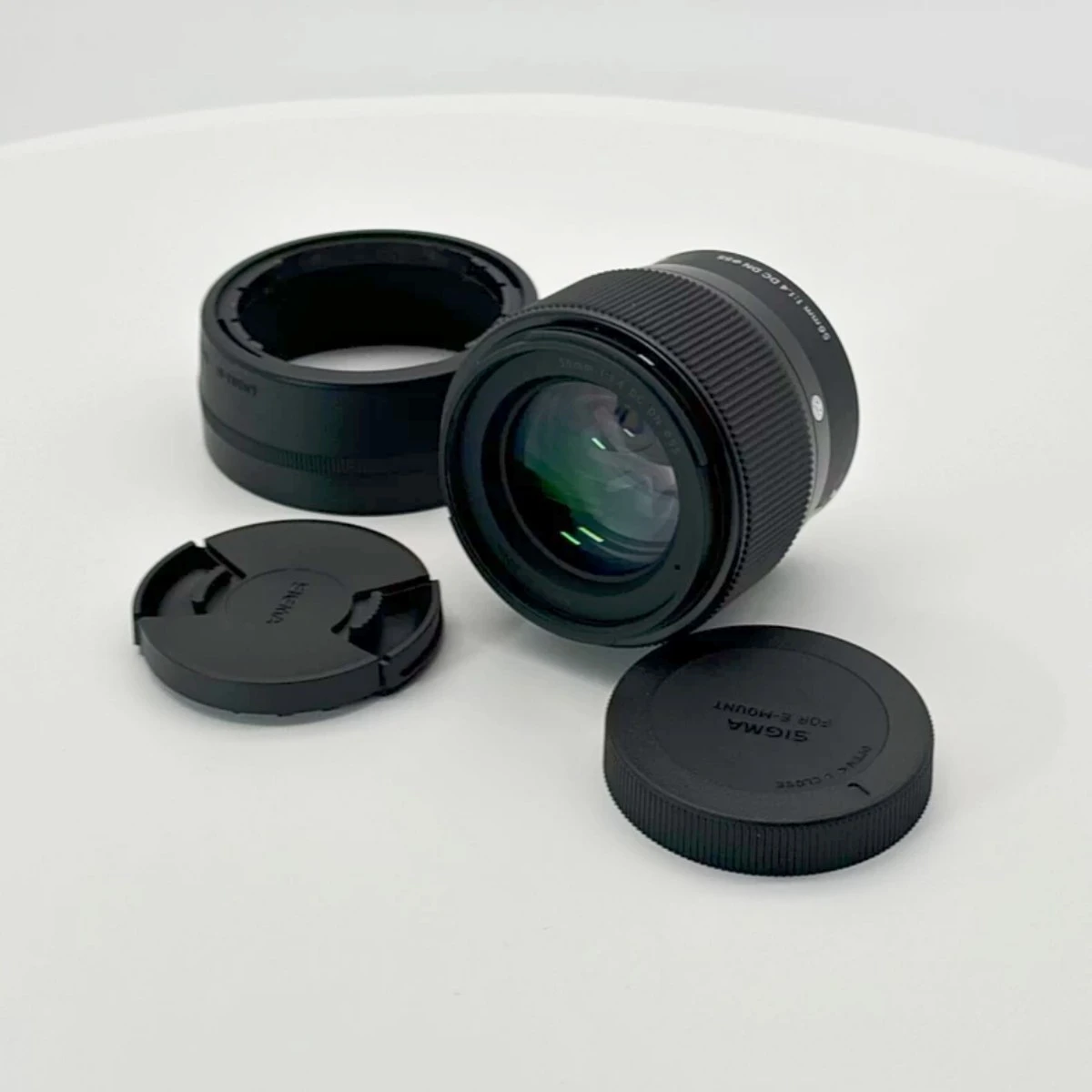 Комплектація об'єктива Sigma 56mm f/1.4 DC DN Contemporary з блендою та захисними кришками