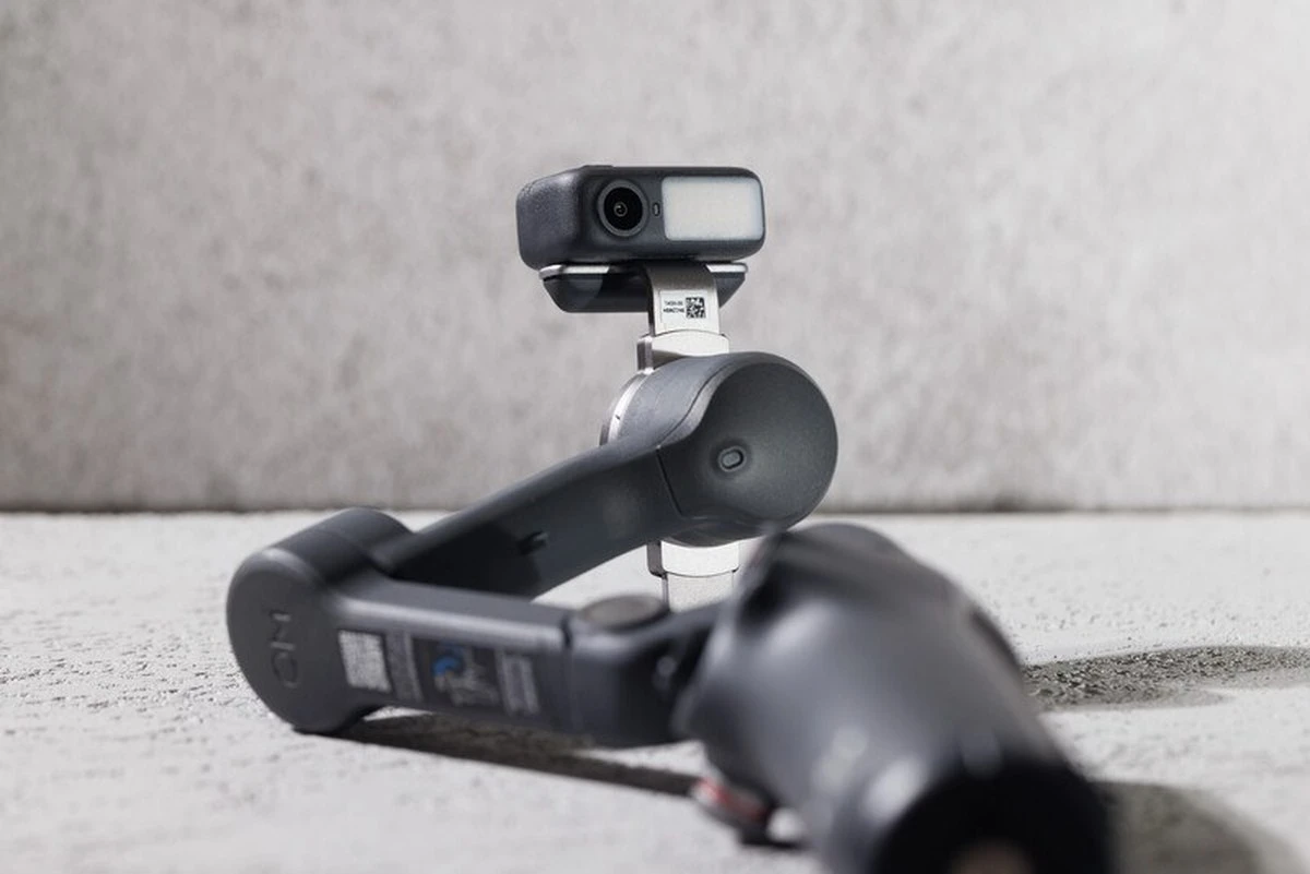 Многофункциональный модуль установлен на магнитный зажим подвеса DJI Osmo Mobile 7P