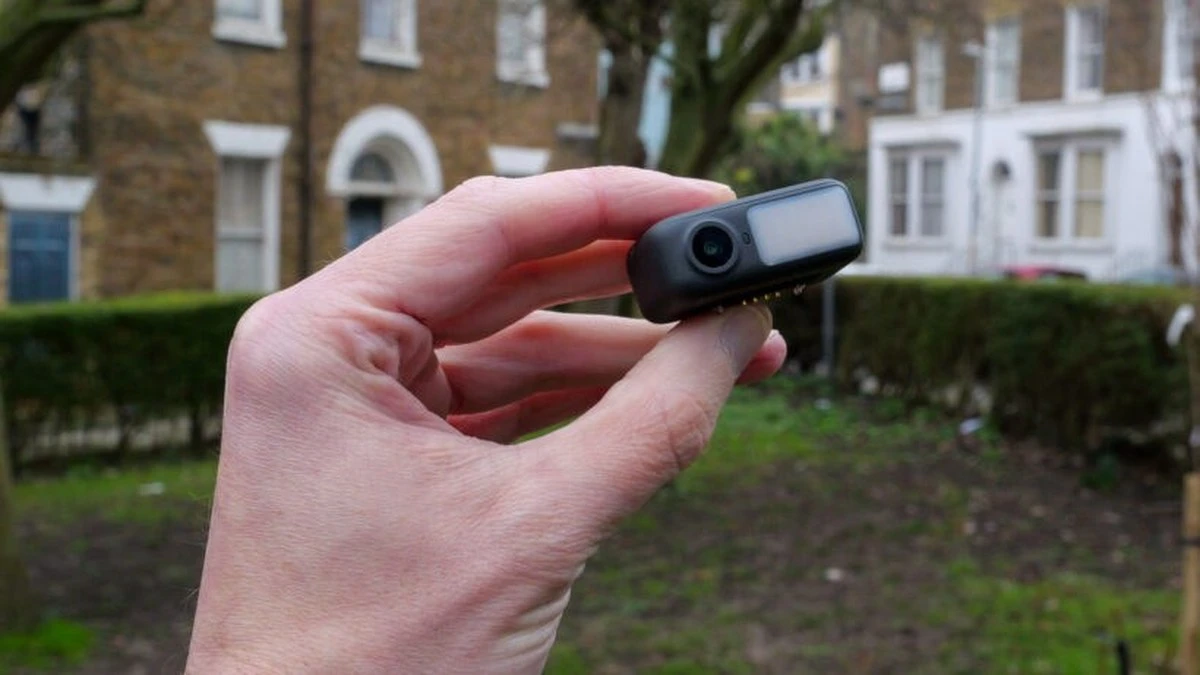 Модуль слежения из комплекта DJI Osmo Mobile 7P в руке на фоне стабилизатора