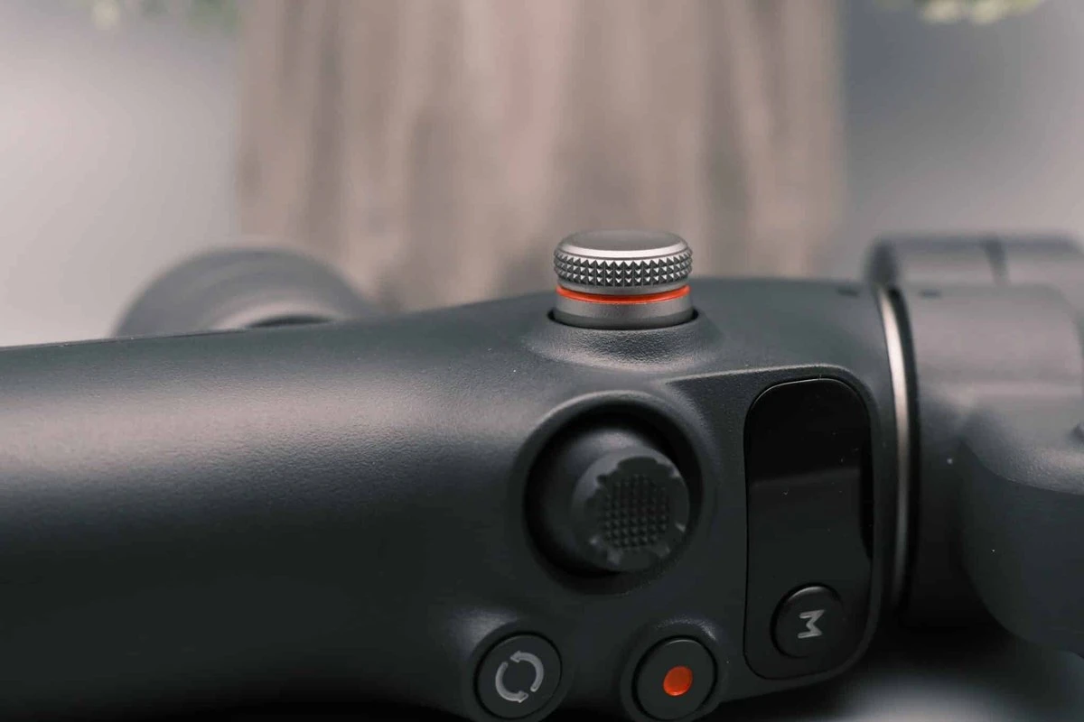 Рукоятка стабилизатора DJI Osmo Mobile 7P крупным планом: джойстик и кнопки управления