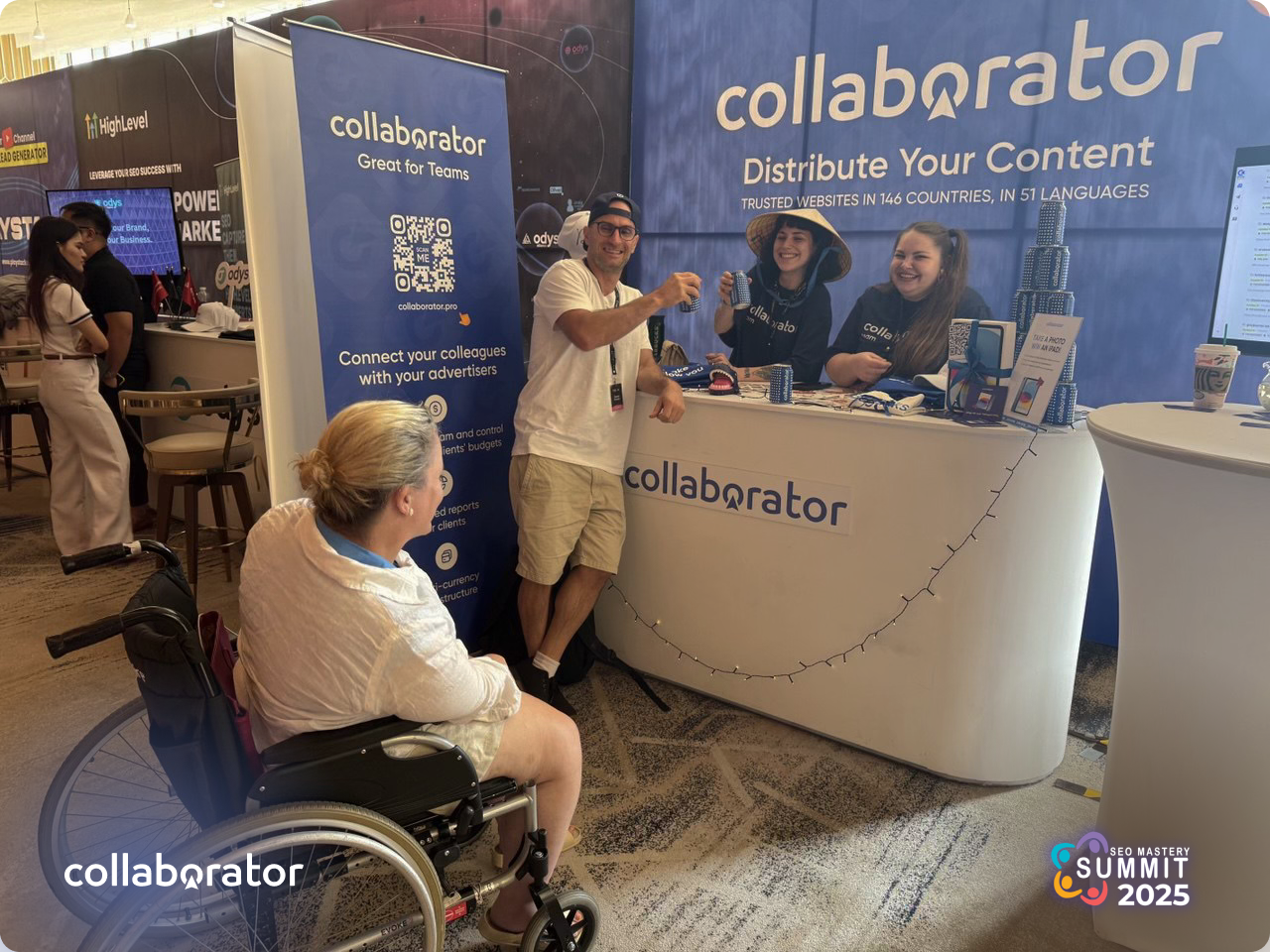 Команда Collaborator.pro спілкуються з відвідувачами конференції