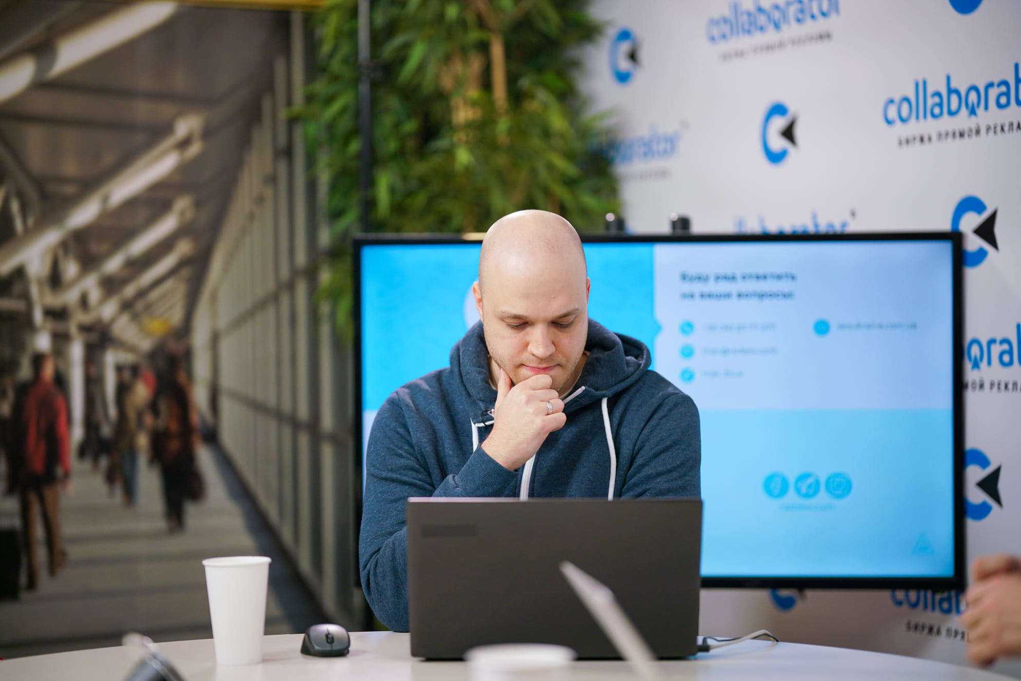 Максим Мельник выступает на конференции Коллаборатора 